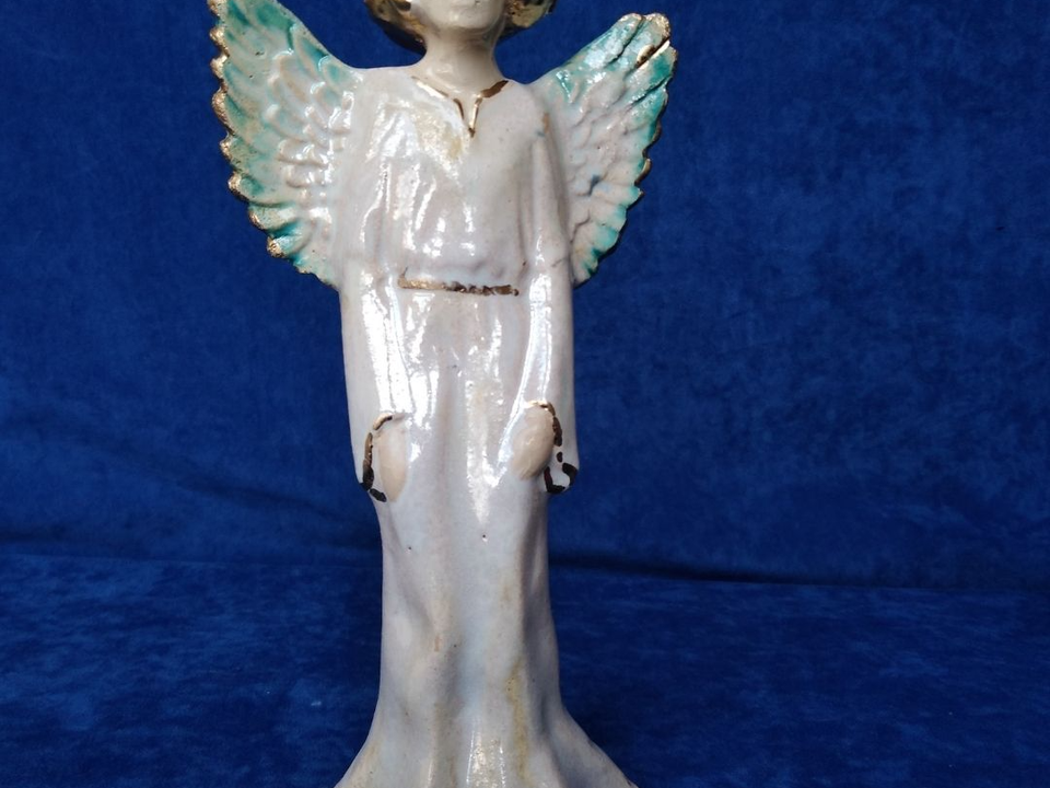 <p>Stojący anioł z ceramiki</p>