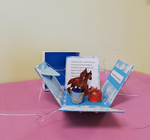 <p>Pudełko DIY otwierane na chrzest dla chłopca z życzeniami</p>