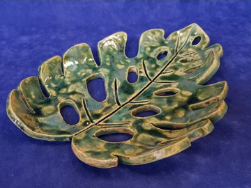 Ceramiczny talerz w kształcie liścia