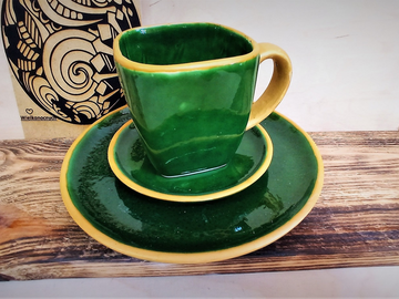 Kubek ceramiczny z talerzykami komplet