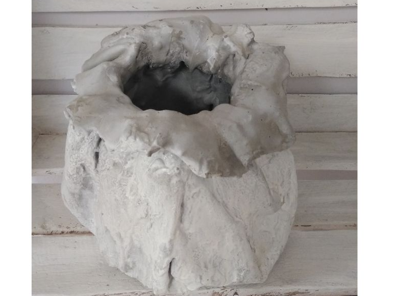 Doniczka z cementu  o kształcie worka