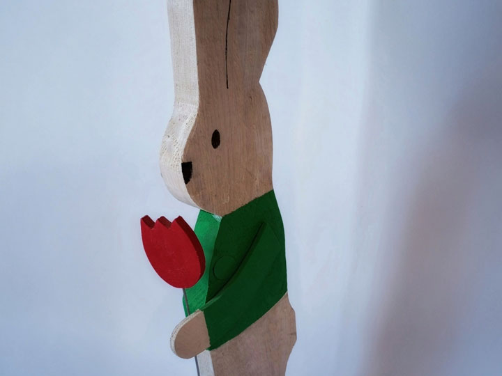 Zając drewniany z tulipanem
