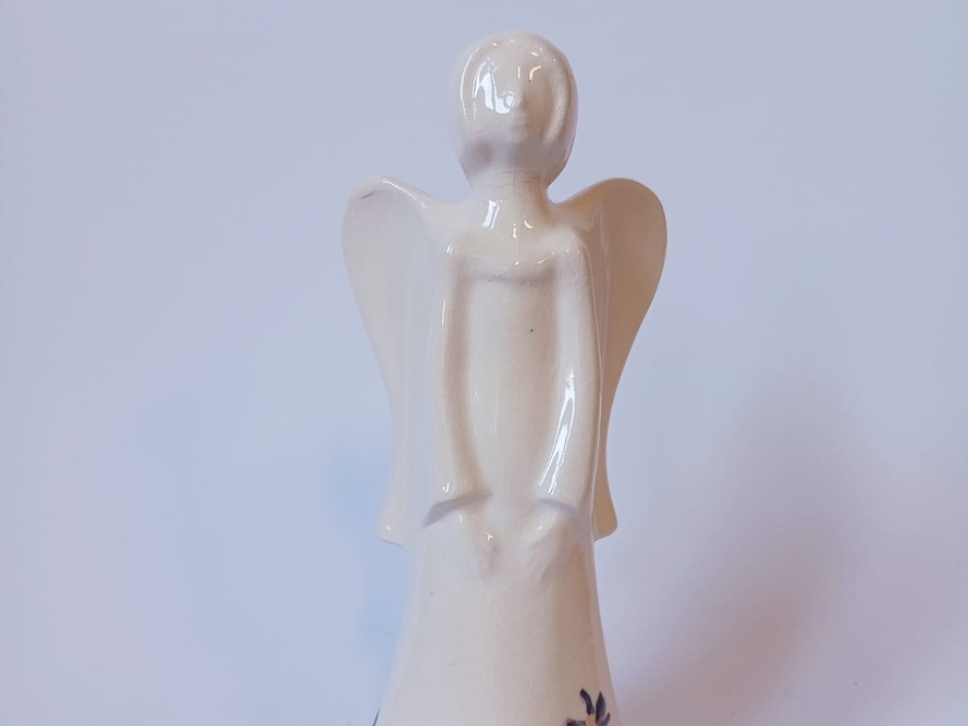 Anioł ceramiczny z kwiatami